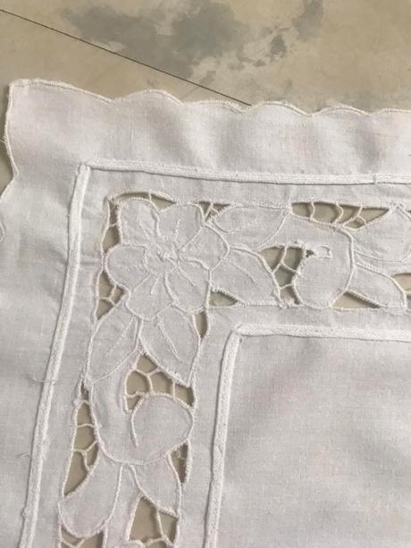 Batistový obrúsok - richelieu, 