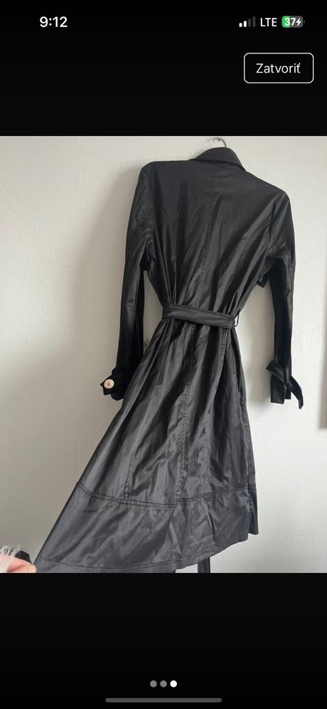 Krasny cierny trenchkot kabat s volanmi v historic, m