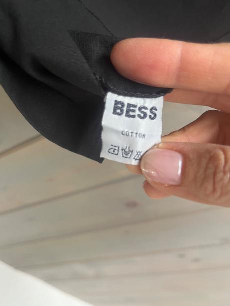 Chic čierny bavlnený top bess s odhaleným chrbtom, s