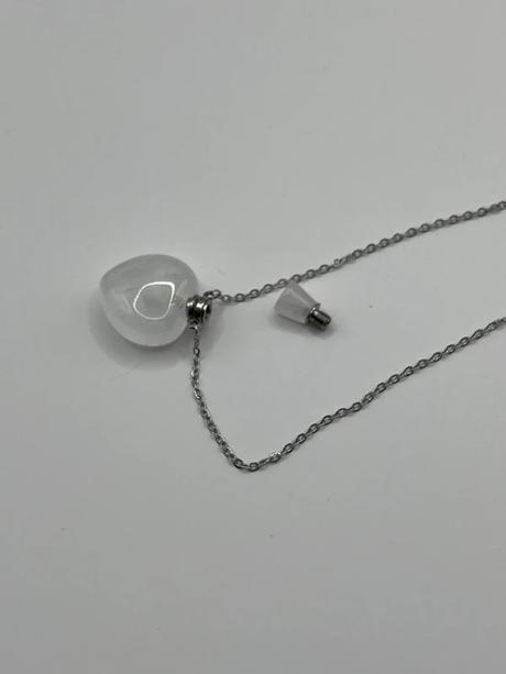 Nahrdelnik s priveskom na parfem, 