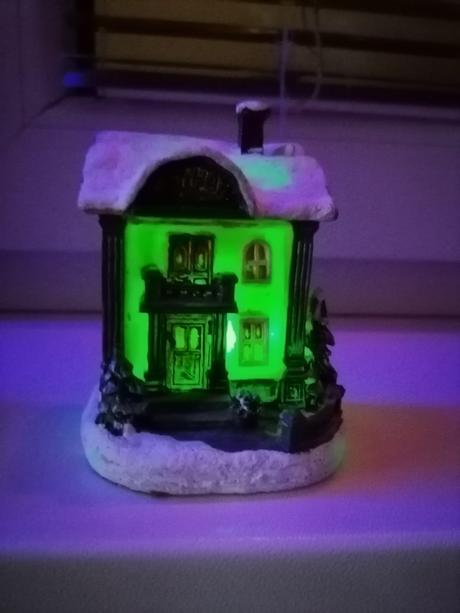Svietiaci domček meniaci farbu, 
