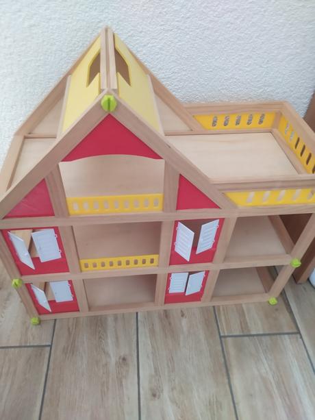 Málo hraný drevený domček pre bábiky, 