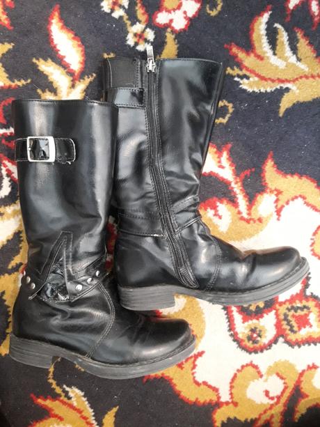 Čierne vysoké čižmy, 28