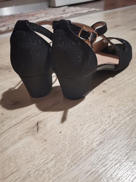 Tanečné sandálky, 32