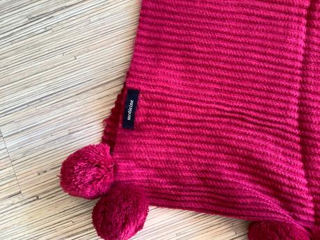 Krásny velky šal s brmbolcami medicine,