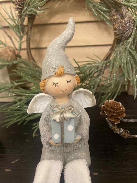 Sediaci anjel s darčekom, 