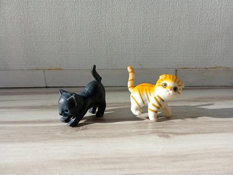 Drevený nábytok pre bábiky s 2 bábikami a mačkami, 