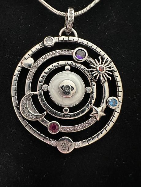 Strieborný medailón vesmírna energia, 