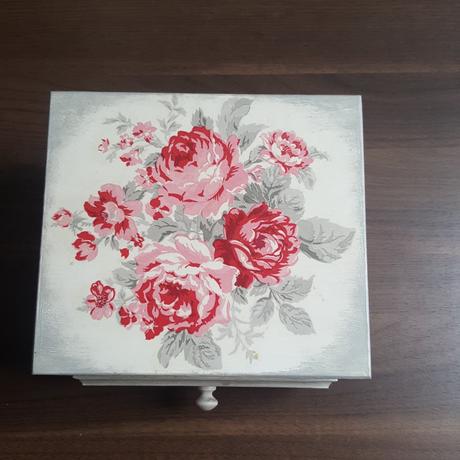 Drevená šperkovnica so zrkadielkom, 