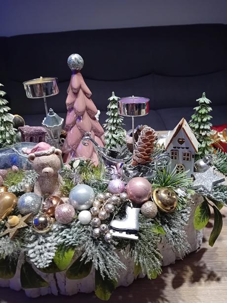 Vianočný svietnik s postavičkami., 