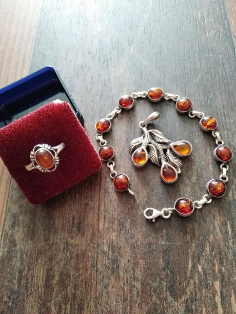 Strieborné šperky s jantárom,