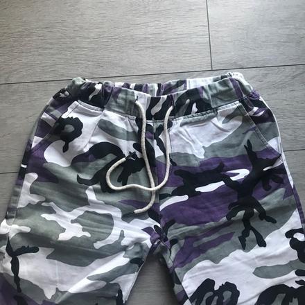 Fialové maskačové cargo nohavice, s