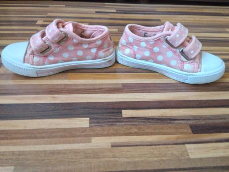 Plátené tenisky, 25