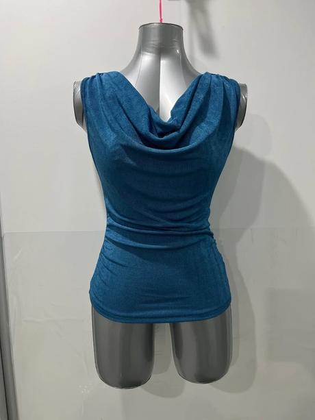 Top s padajucim vystrihom, m