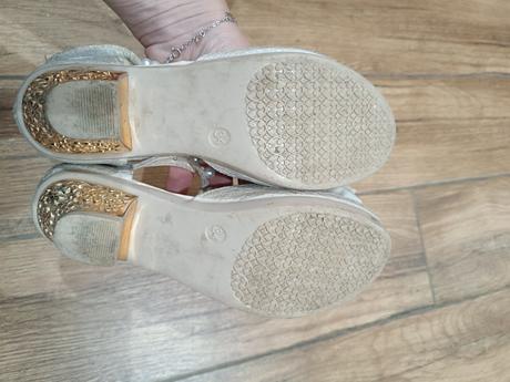 Topanky na opatku, 33