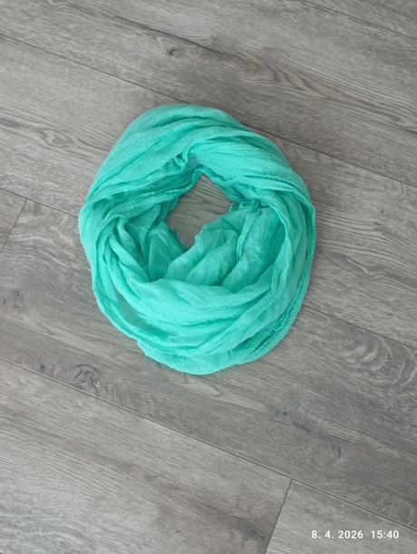 Priehľadná zelená šatka, 