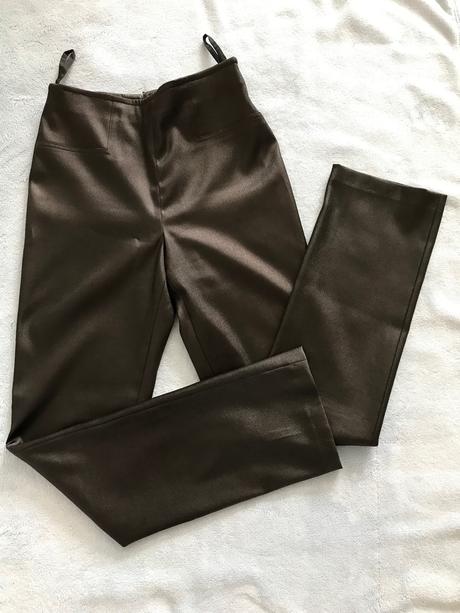 Elegantné čierne lesklé nohavice, s