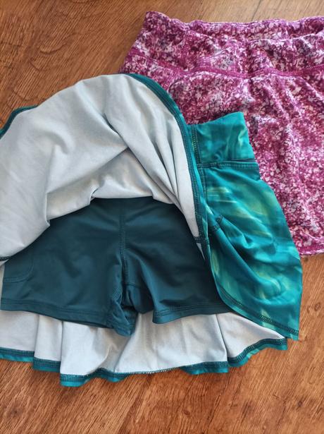 Sukňa so všitymi kratasmi, 128