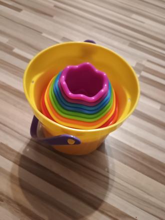 Stohovacie kybliky na seba, pyramída,