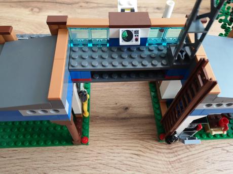Lego city 4440 policajná stanica v lese,