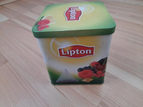 Plechová dóza lipton,