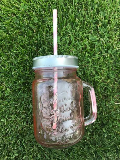 Sklenený pohár s viečkom,