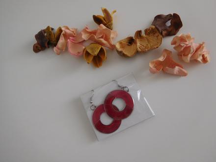 Okrúhle červené náušnice., 