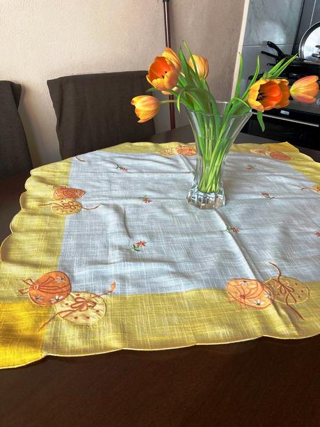 Veľkonočný obrus so žltými vajíčkami, 