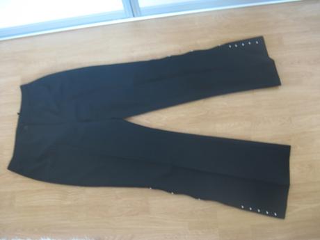 Čierne rozšírené nohavice s cvokmi a otvormi v. 42, 42