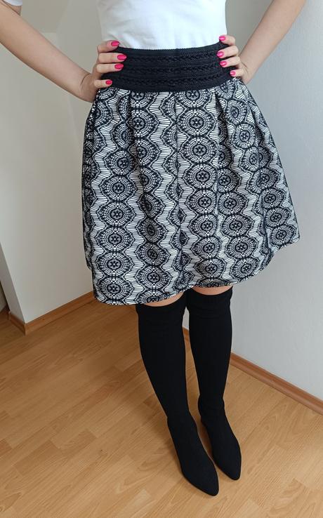 Spoločenská puzdrová sukňa s vyšívaným vzorom, m