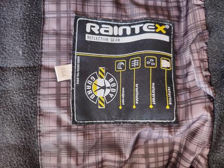 Zimna bunda aj na lyze, 164