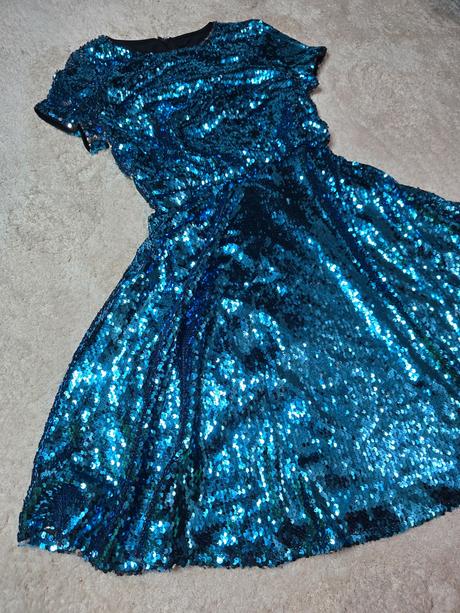 Modre flitrovane saty, 36