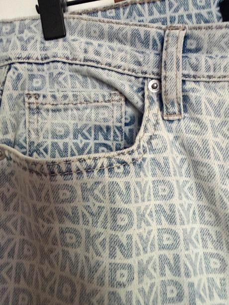 Široké rifle dkny s monogramom, dkny,l