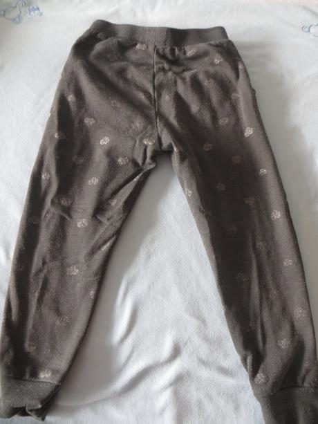 Tmavošedé tepláky so striebornými srdiečkami, lupilu,116