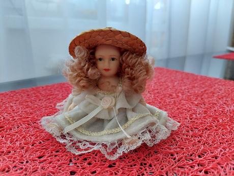 Porcelanová bábika 13 cm,