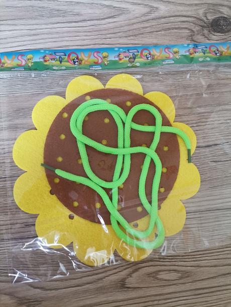 Montessori hračka - kvet na zošívanie - 3 farby, 