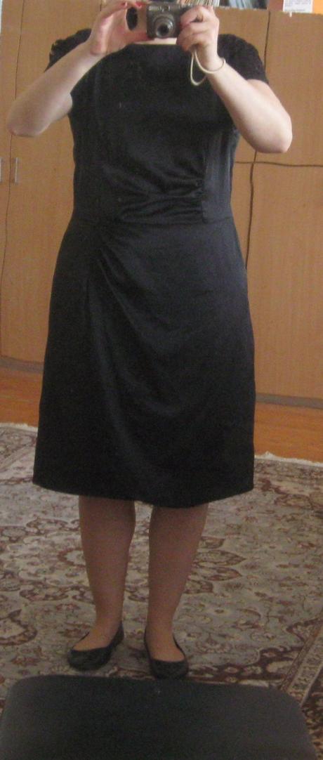 Čierne slávnostné šaty, 42