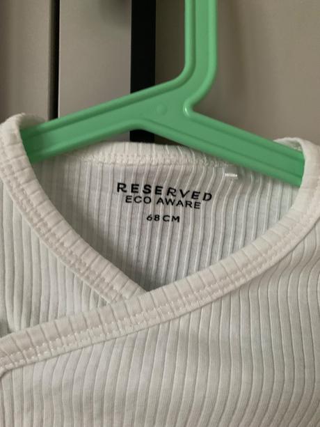 Biele rebrované body reserved, reserved,68