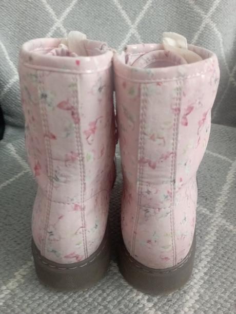 Motýlikove topánky, 33