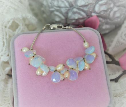 Náramok s opálovými kamienkami, 