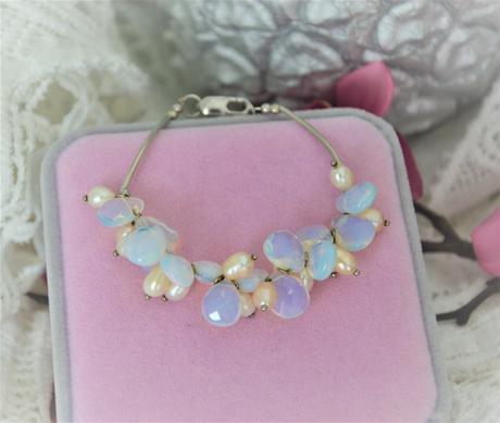 Náramok s opálovými kamienkami, 