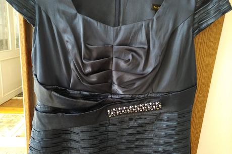 Tmavomodré spoločenské šaty, 42