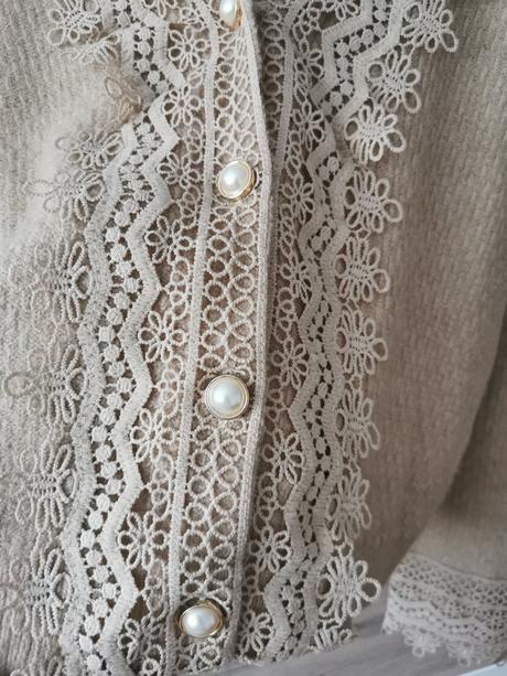 Béžový svetrík s krajkou la mademoiselle, s