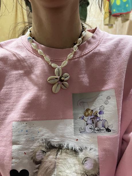 Náhrdelník z malých mušlí a s príveskom kvetinkou, 