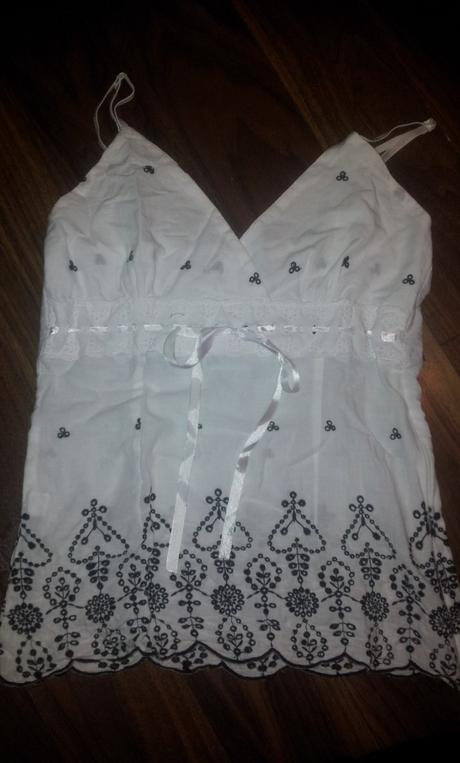 Top s vyšívaným spodným lemom, s