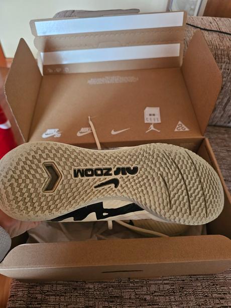 Tenisky nike halovky veľ.42.5, nike,42