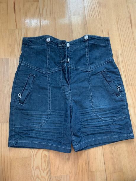 Kraťasy s vysokym pasom, 146