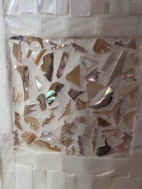 Box na servítky a váza z perlete, 