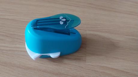 2 stredne vysekavacky na papier, 