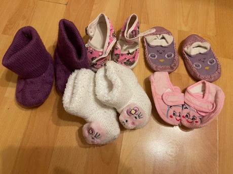 Dievčenské capacky cca 13 m, <17